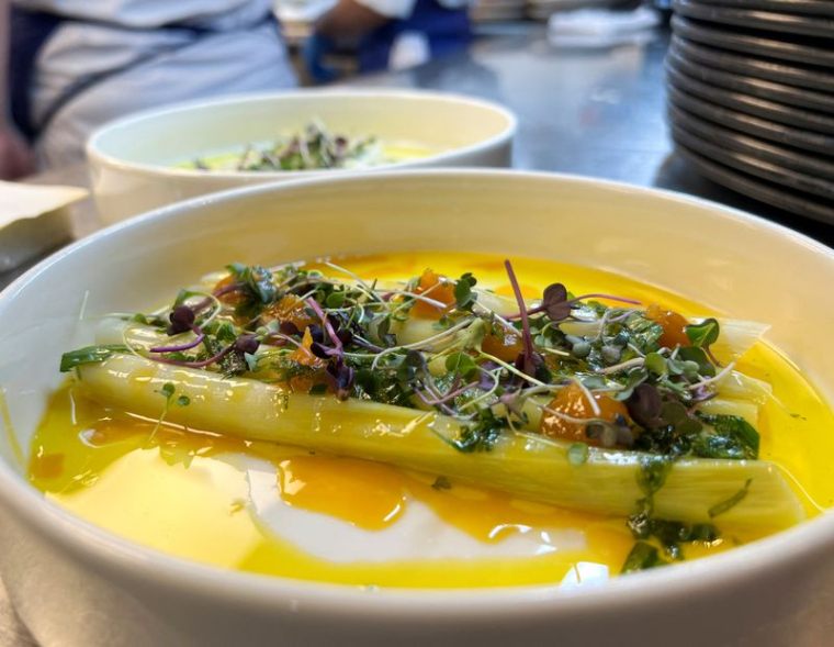 Une assiette de poireaux braisés chez Madame Brasserie, le restaurant ouvert par Thierry Marx à la Tour Eiffel
