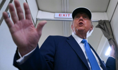 Le président américain Donald Trump pendant un échange avec les journalistes à bord de l'avion présidentiel Air Force One, le 6 juin 2025 ( AFP / ANDREW CABALLERO-REYNOLDS )