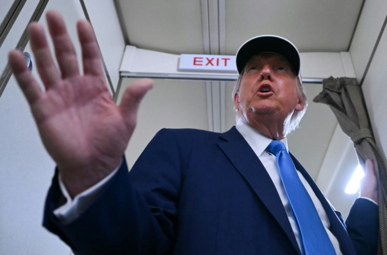 Le président américain Donald Trump pendant un échange avec les journalistes à bord de l'avion présidentiel Air Force One, le 6 juin 2025 ( AFP / ANDREW CABALLERO-REYNOLDS )