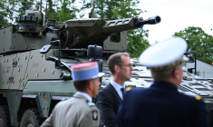 Une réplique d'un véhicule militaire est exposée dans une usine du fabricant Rheinmetall