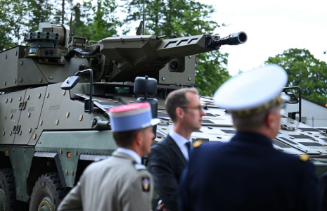 Une réplique d'un véhicule militaire est exposée dans une usine du fabricant Rheinmetall