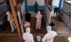 Des membres du personnel médical dans un poste de retrait et de décontamination des équipements de protection après avoir soigné des patients atteints du virus Ebola, à Bunia, dans la province de l'Ituri, le 13 juin 2026 en RDC ( AFP / Jospin Mwisha )