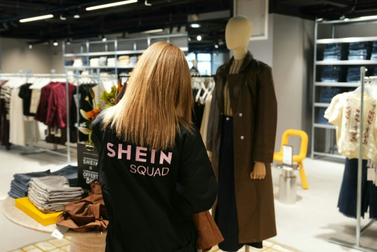 Une employée de Shein dans le premier magasin physique du géant de l'e-commerce asiatique installé au BHV à Paris, le 5 novembre 2025 ( AFP / Dimitar DILKOFF )