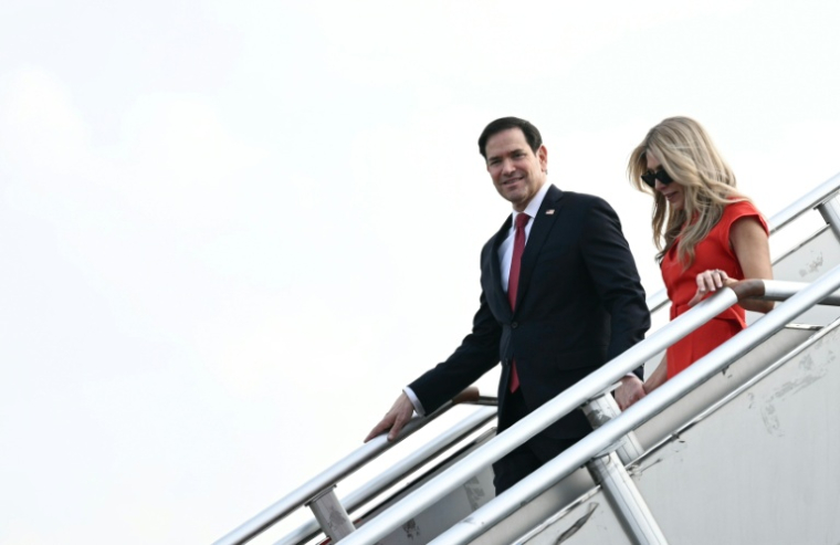 Le secrétaire d'Etat américain et son épouse Jeanette Dousdebes Rubio arrivent à Manille le 21 juillet 2026 ( POOL / Brendan SMIALOWSKI )