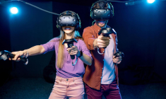 Dans les salles de jeux immersifs, les joueurs, munis d’un casque de réalité virtuelle, sont plongés dans des univers alternatifs. ( crédit photo : Shutterstock )
