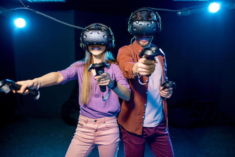 Dans les salles de jeux immersifs, les joueurs, munis d’un casque de réalité virtuelle, sont plongés dans des univers alternatifs. ( crédit photo : Shutterstock )