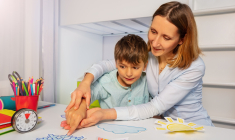 La stimulation magnétique transcrânienne pourrait permettre d’améliorer la communication d’enfants souffrant d’un trouble du spectre de l’autisme. (crédit: Adobe Stock)