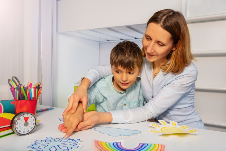 La stimulation magn&eacute;tique transcr&acirc;nienne pourrait permettre d&rsquo;am&eacute;liorer la communication d&rsquo;enfants souffrant d&rsquo;un trouble du spectre de l&rsquo;autisme. (cr&eacute;dit: Adobe Stock)