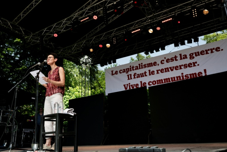 Nathalie Arthaud, de Lutte Ouvrière (LO) à l'élection présidentielle de 2027, prononce un discours lors du lancement de sa campagne à Presles dans le Val-d'Oise le 24 mai 2026 ( AFP / STEPHANE DE SAKUTIN )