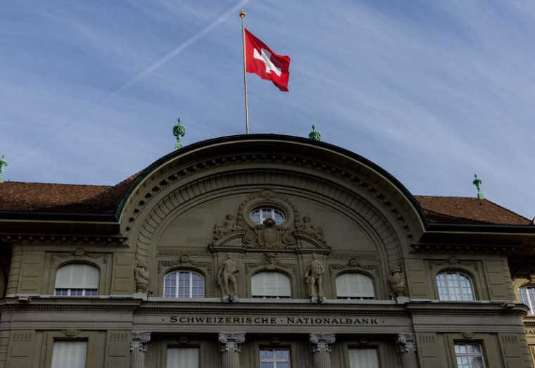 Un drapeau est photographié sur le bâtiment de la Banque nationale suisse (BNS) à Berne