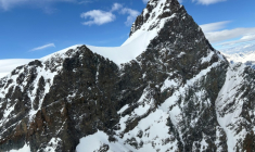 Photo prise le 24 mai 2025 et diffusée le 25 mai 2025 par la police du canton du Valais montrant le massif du Rimpfischhorn où cinq skieurs ont été retrouvés morts, près de la station de ski de Zermatt, en Suisse ( Police du canton du Valais / HANDOUT )