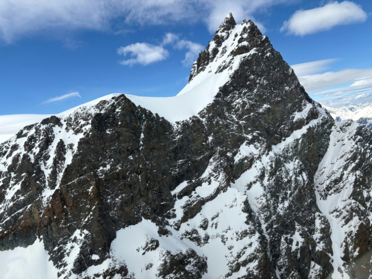 Photo prise le 24 mai 2025 et diffusée le 25 mai 2025 par la police du canton du Valais montrant le massif du Rimpfischhorn où cinq skieurs ont été retrouvés morts, près de la station de ski de Zermatt, en Suisse ( Police du canton du Valais / HANDOUT )