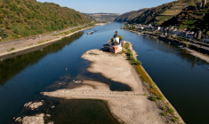 Le château de Pfalzgrafenstein sur une île du Rhin à sec, à Kaub, dans l'ouest de l'Allemagne, le 14 août 2026 ( AFP / Torsten Silz )