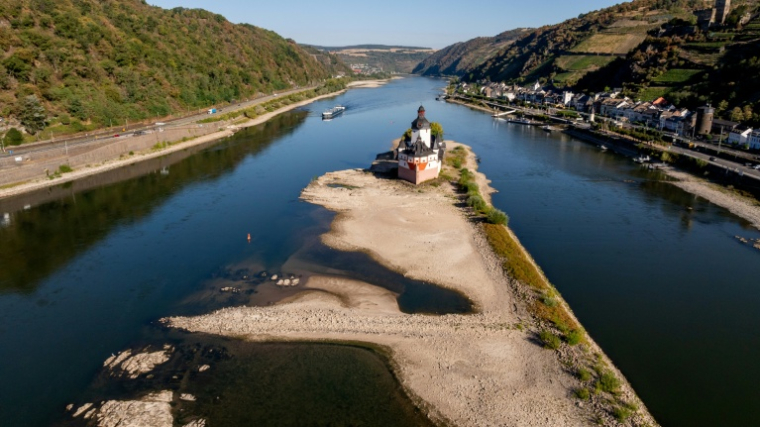Le château de Pfalzgrafenstein sur une île du Rhin à sec, à Kaub, dans l'ouest de l'Allemagne, le 14 août 2026 ( AFP / Torsten Silz )