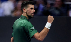 Djokovic célèbre sa victoire en finale contre l'Italien Lorenzo Musetti