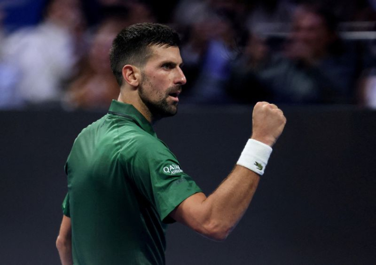 Djokovic célèbre sa victoire en finale contre l'Italien Lorenzo Musetti