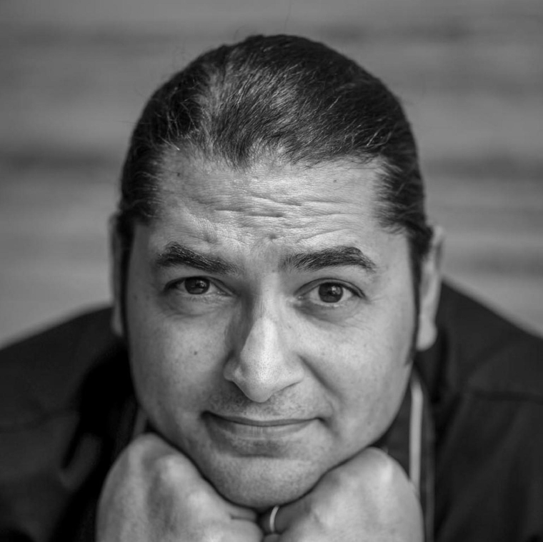 Portrait d’Alan Geaam, chef étoilé inspiré par le Liban où il a grandi. Autodidacte, il est aujourd’hui à la tête de deux restaurants dont un gastronomique et d’une toute nouvelle épicerie. crédit photo : Facebook