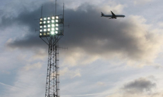 Un avion vole au dessus d'un terrain de football