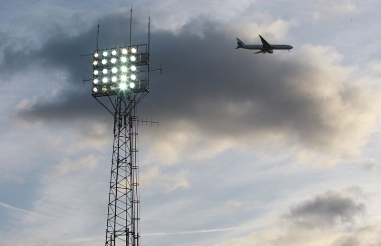 Un avion vole au dessus d'un terrain de football