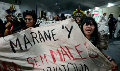 Manifestation dirigée par l'écologiste et militante des droits pour les populations indigènes Txai Surui (D) pendant la COP30 ( AFP / Pablo PORCIUNCULA )