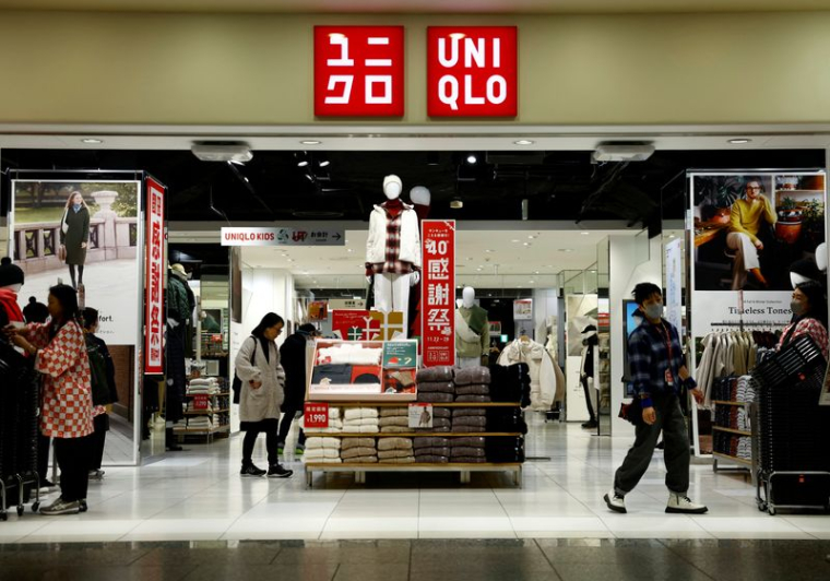 Des clients regardent des vêtements dans un magasin Uniqlo à Tokyo