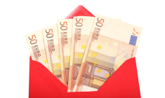 (La prime de Noël 2024 sera attendue par de nombreux bénéficiaires en France pour adoucir les fêtes - Crédit photo : Adobe Stock)