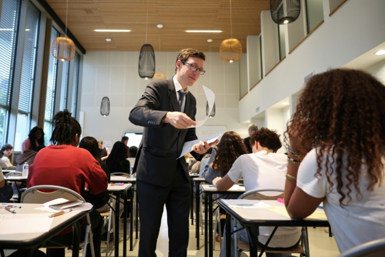 Le ministre de l'Education nationale, Edouard Geffray, distribue les feuilles d'exmen au lycée Gabriel Fauré à Paris le 12 juin 2026 ( POOL / SIMON WOHLFAHRT )