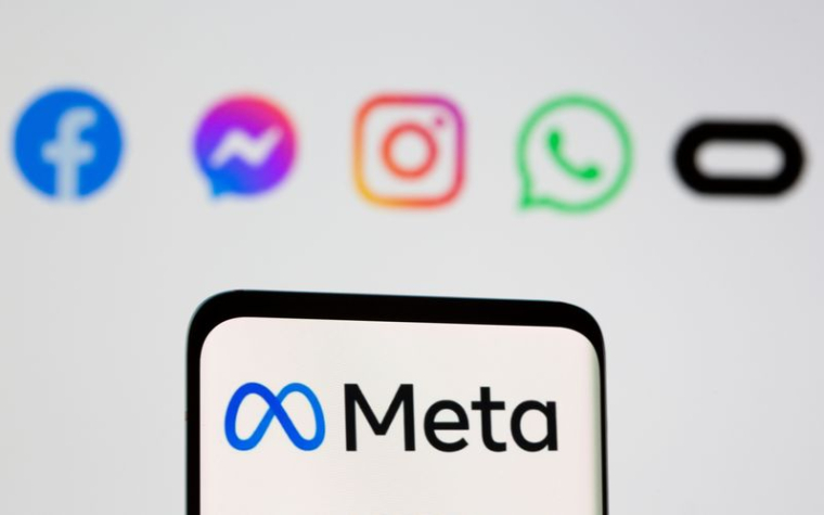 Illustration du logo de Meta sur un smartphone devant les logos de Facebook, Messenger, Instagram, WhatsApp et Oculus