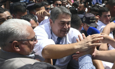 L'ex-président du Honduras, Juan Orlando Hernandez, salue ses partisans après une audience à la Cour suprême de justice à Tegucigalpa, le 3 août 2026 ( AFP / Orlando SIERRA )