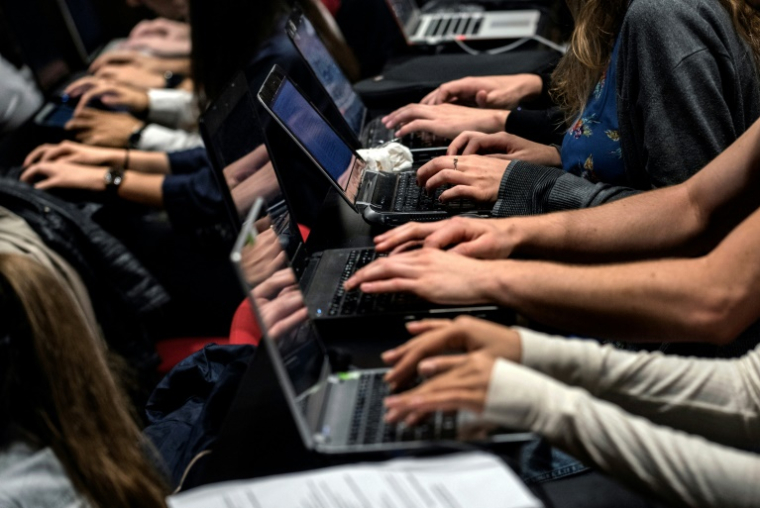 Des étudiants de l'Université catholique de Lyon utilisent des ordinateurs pendant lerus cours, le 18 septembre 2015 ( AFP / JEFF PACHOUD )
