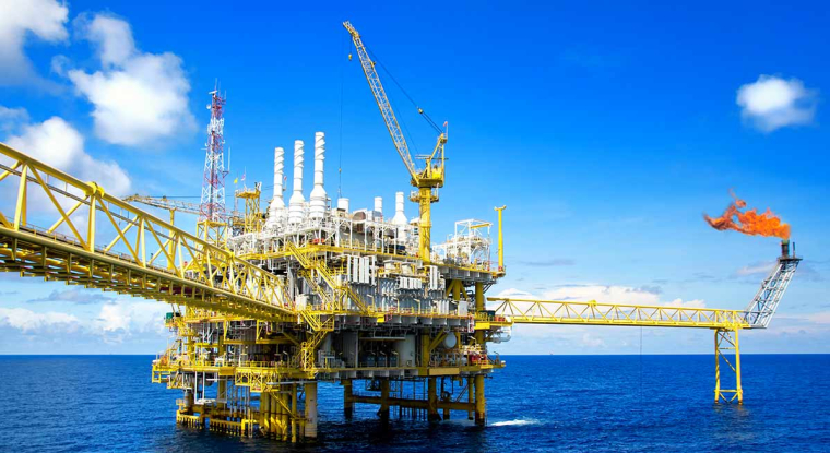 Des producteurs d'électricité pourraient se tourner vers le pétrole, devenu moins cher que le gaz. (© Xmentoys/Shutterstock)