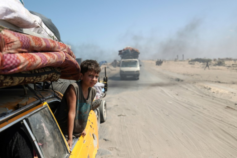 Des Palestiniens fuyant la ville de Gaza vers le sud du territoire palestinien à Nousseirat, le 28 août 2025 ( AFP / Eyad BABA )