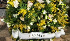 La gerbe de fleurs, notamment du mimosa, que Nicolas Charrier, le fils de Brigitte Bardot, a fait déposer à l'église pour les obsèques de l'actrice, le 7 janvier 2026 à Saint-Tropez, dans le Var ( AFP / - )