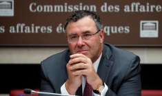 PÉTROLE: LE PDG DE TOTAL NE VOIT PAS LES COURS RESTER À 70 DOLLARS