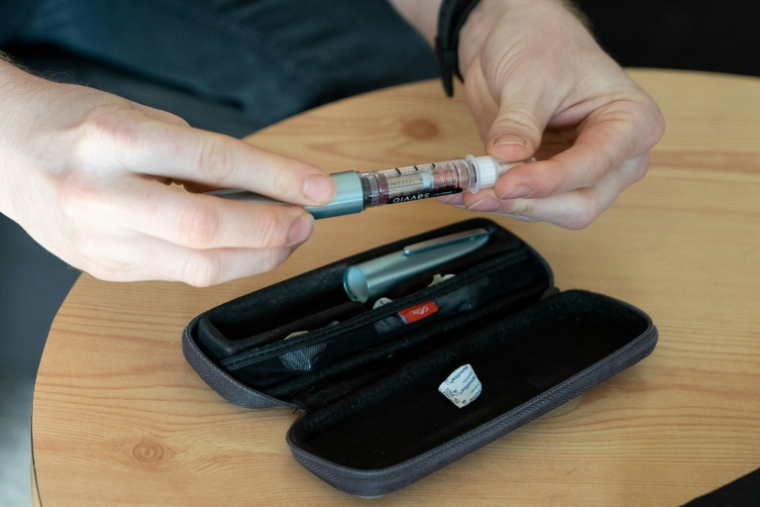 Mesurer plus fréquemment sa glycémie et ajuster au besoin sa dose d'insuline sont aussi recommandés ( AFP / Niklas HALLE'N )