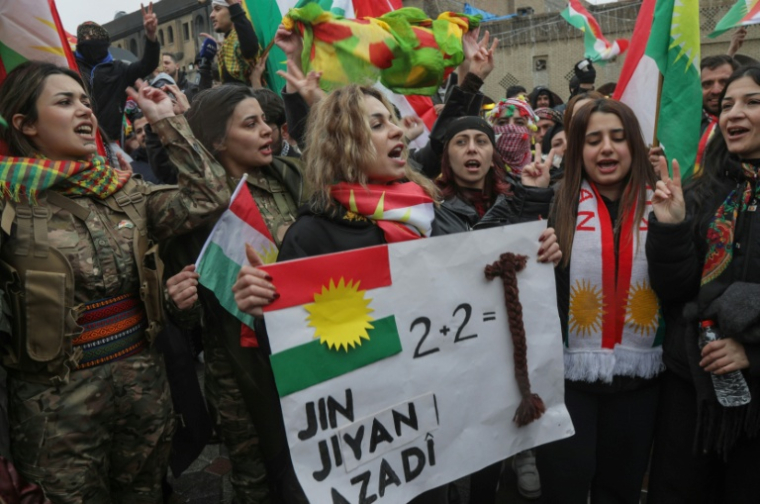 Manifestation de femmes à Erbil, dans le Kurdistan d'Irak, pour montrer leur solidarité pour une combattante kurde de Syrie, le 23 janvier 2026 ( AFP / Safin HAMID )