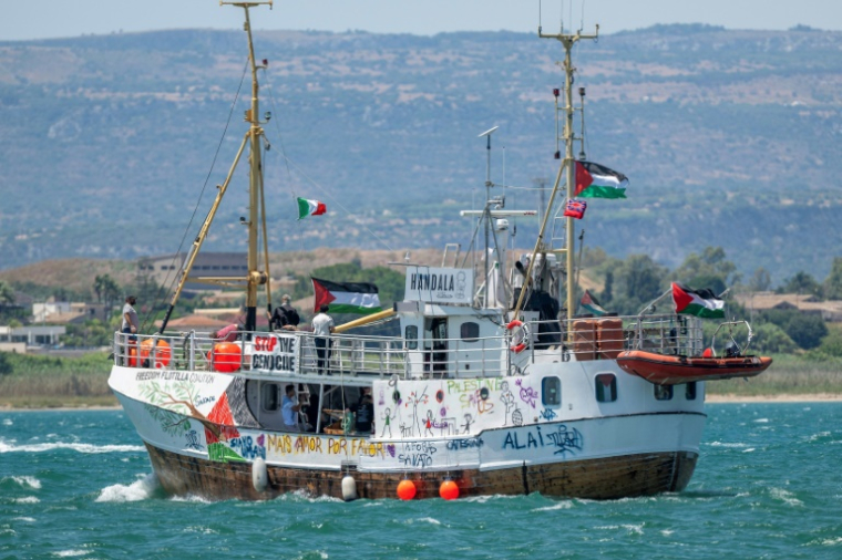 Le Handala, un nouveau bateau transportant des militants pro-palestiniens et de l'aide humanitaire, quitte Syracuse, en Sicile, à destination de Gaza, le 13 juillet 2025 ( AFP / Giovanni ISOLINO )
