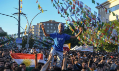 Une foule nombreuse participe à un rassemblement dans la ville de Diyarbakır, à majorité kurde, pour réclamer la liberté du dirigeant du PKK emprisonné, Abdullah Öcalan ( AFP / Ilyas AKENGIN )