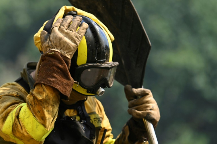 Un pompier lors d'un incendie de forêt dans le village de Vilarino, dans la municipalité de Carballeda de Avia, au nord-ouest de l'Espagne, le 17 août 2025 ( AFP / MIGUEL RIOPA )