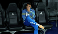 La star du Real Madrid Kylian Mbappé sur le banc, lors du match contre Manchester City en Ligue des champions, le 10 décembre 2025 au stade Bernabeu ( AFP / Thomas COEX )