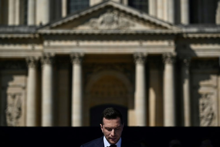 Le président du parti RN, Jordan Bardella, prononce un discours lors d'un rassemblement en soutien à Marine Le Pen à Paris le 6 avril 2025 ( AFP / JULIEN DE ROSA )