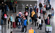 Des passagers attendent près d'un comptoir de la compagnie aérienne à l'aéroport de Francfort, alors qu'une grande partie des vols sont annulés pour cause de grève le 12 mars 2026 ( AFP / Kirill KUDRYAVTSEV )