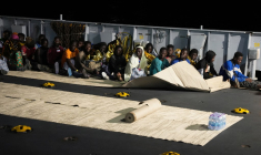 Des migrants arrivent à Lampedusa (Italie) à bord d'un bateau de sauvetage, le 16 septembre.  ( AFP / ZAKARIA ABDELKAFI )