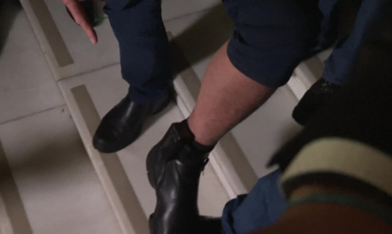 L’ex-président brésilien Jair Bolsonaro montre son bracelet électronique à la presse