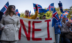 Des Islandais partisans du "non" à la reprise des négociations d'adhésion avec l'UE à Reykjavik, en Islande, le 29 août 2026. ( AFP / JONATHAN NACKSTRAND )
