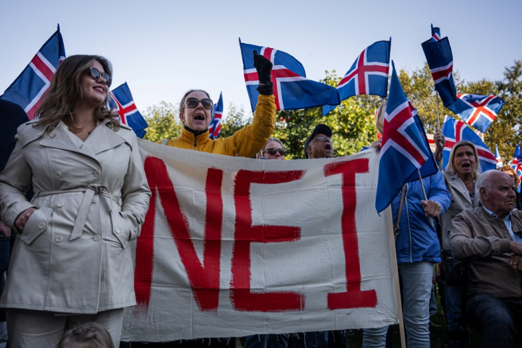 Des Islandais partisans du "non" à la reprise des négociations d'adhésion avec l'UE à Reykjavik, en Islande, le 29 août 2026. ( AFP / JONATHAN NACKSTRAND )