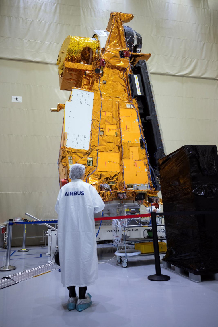 Un employé d'Airbus se tient devant le satellite météorologique MetOp-SG B (Meteorological Operational Satellite - Second Generation) dans la salle blanche de la branche défense et espace de l'entreprise, le 10 novembre 2023 à Toulouse. ( AFP / LIONEL BONAVENTURE )