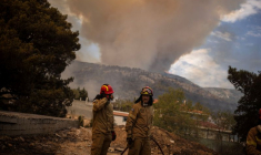 Un incendie de forêt fait rage près d’Athènes
