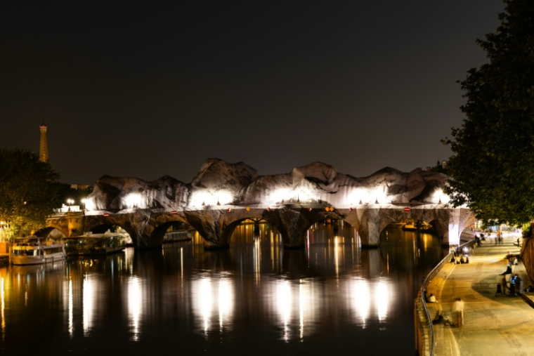 Le Pont Neuf à Paris totalement transformé  par l'artiste JR, le 20 mai 2026 ( AFP / JOEL SAGET )