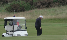 Ecosse: Trump joue au golf sur son parcours de Turnberry